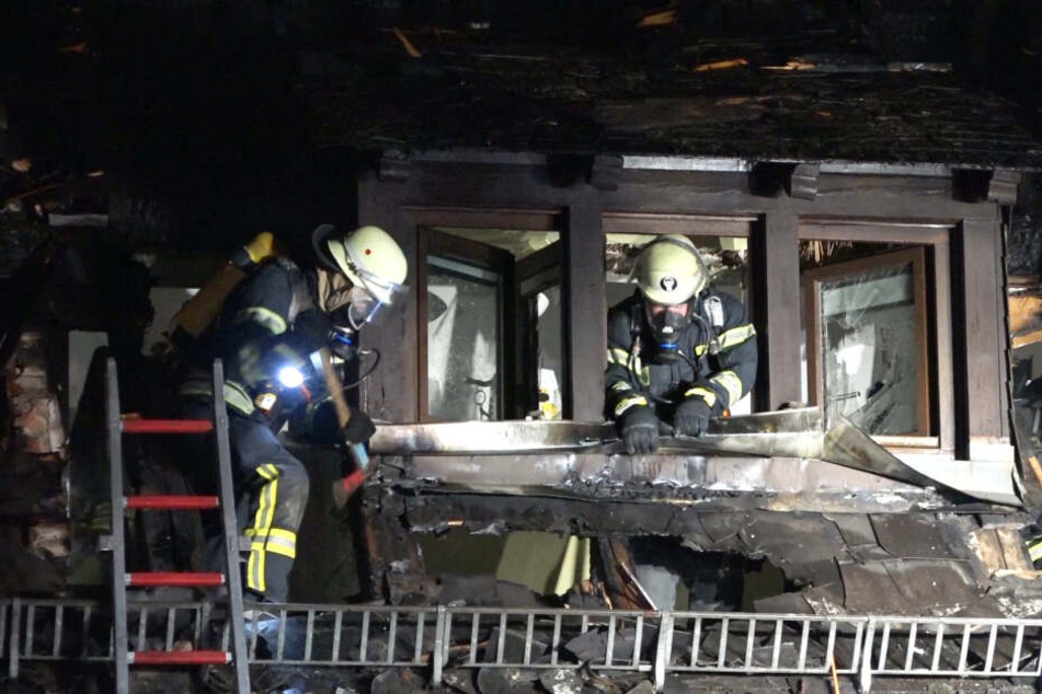 Die 39-Jährige und ihr Sohn versuchten mit einem Gartenschlauch und einem Feuerlöscher gegen die Flammen anzukämpfen.