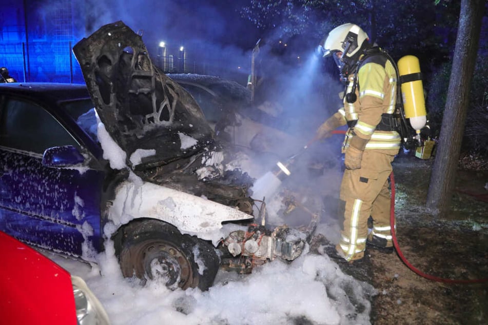 Schon in der Nacht zum Reformationstag setzte ein Brandstifter Autos in der Braunsdorfer Straße in Brand.