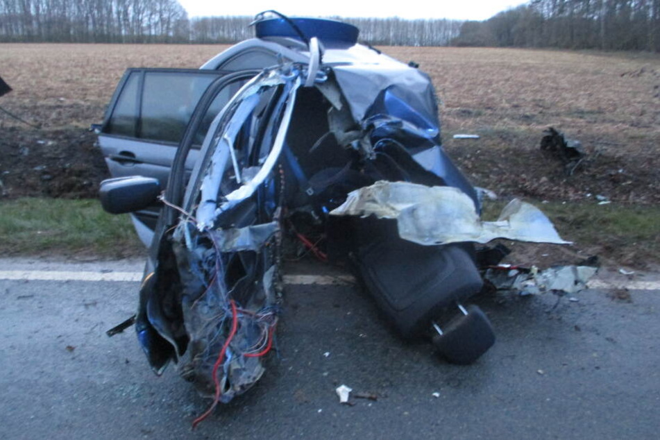 Das Fahrzeug besteht nur noch aus zwei einzelnen Wracks.