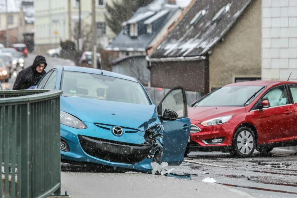 Im vogtländischen Bergen krachten am Mittwochnachmittag zwei Autos ineinander.