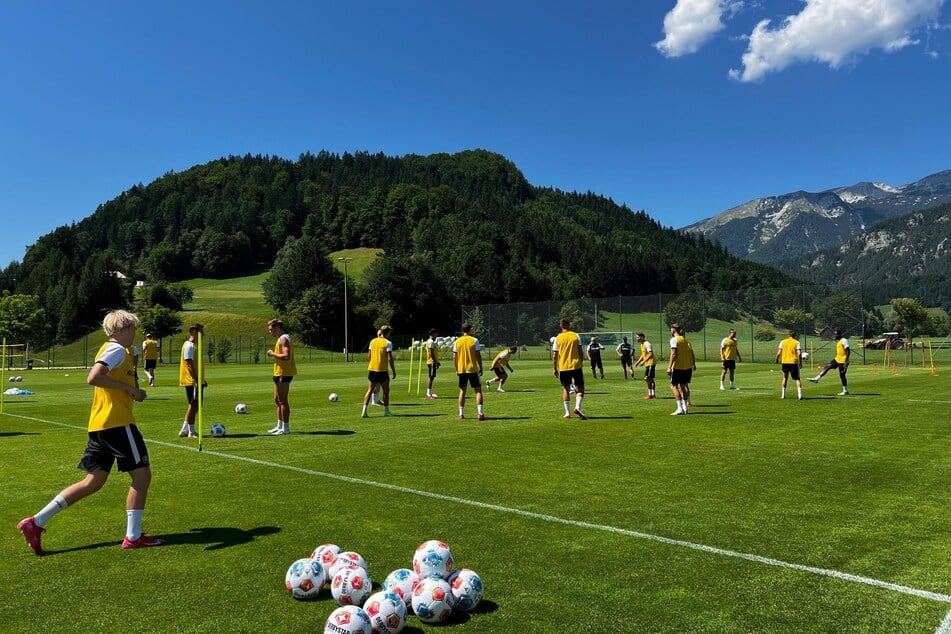 Nach fast zwei Tagen im Camp betreten die Dynamo-Spieler zum ersten Mal den Rasen.