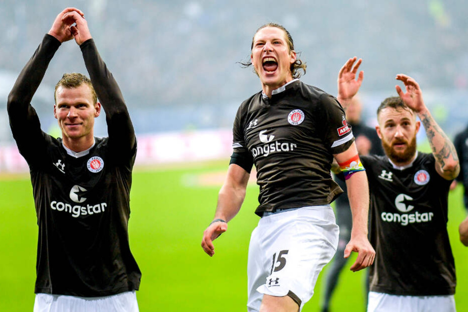 Die Spieler des FC St. Pauli freuen sich über den Derby-Sieg.