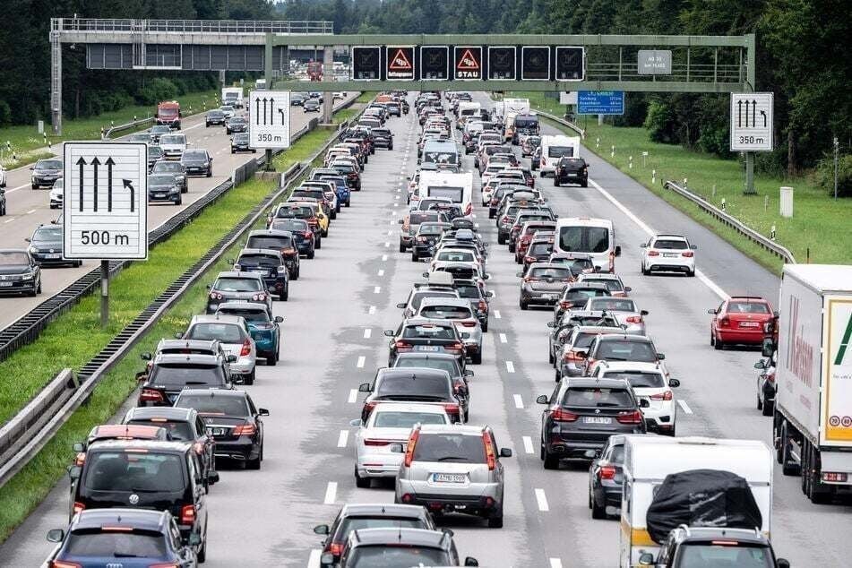 Ein Unfall auf der A8 von Stuttgart nach München nötigt den Autofahrern am Samstag viel Geduld ab. (Symbolbild)