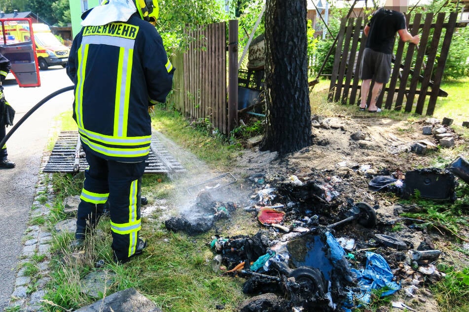 Mehrere Mülltonnen standen in Schneeberg in Flammen. Auch ein Zaun wurde dabei beschädigt.