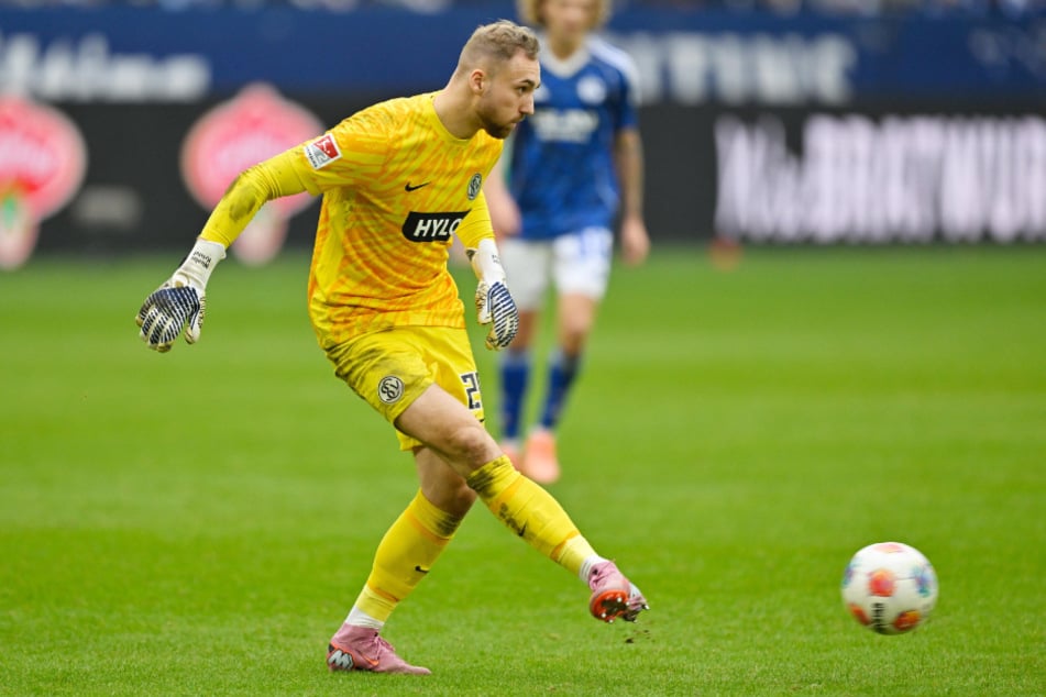 Elversberg-Keeper Nicolas Kristof (26) soll sich in den Fokus des HSV gespielt haben. Wird er auf lange Sicht der Nachfolger von Daniel Heuer Fernandes (33)?