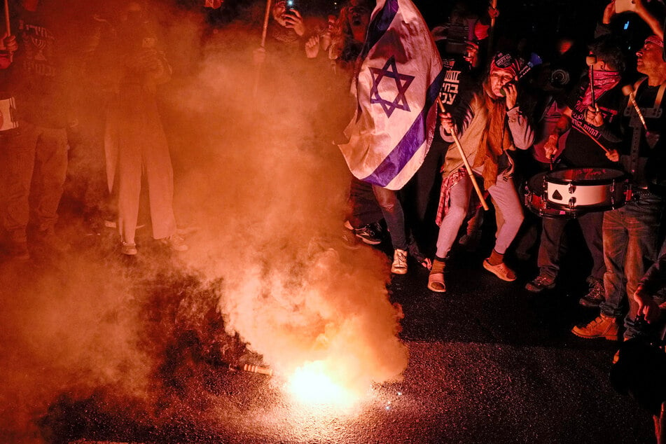 Demonstranten protestieren gegen den israelischen Premierminister Benjamin Netanjahu...