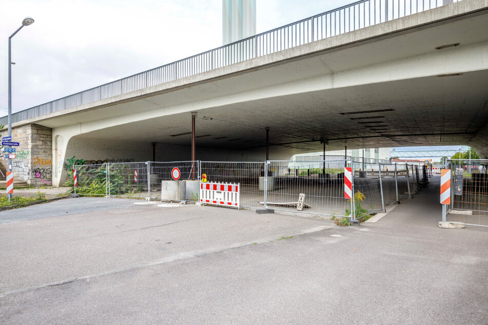Die Fabrikstraße am Kraftwerk Nossener Brücke ist mittlerweile komplett dicht.