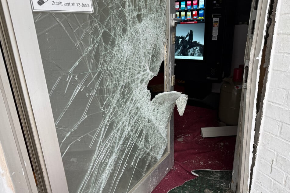 Die Beamten stellten bei der Durchsuchung diverse Beweismittel sicher.