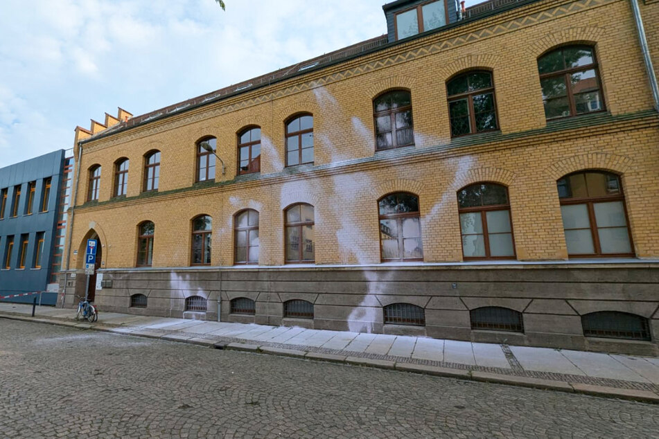 Die Täter beschädigten mehrere Fenster und besprühten das Gebäude mit Farbe.