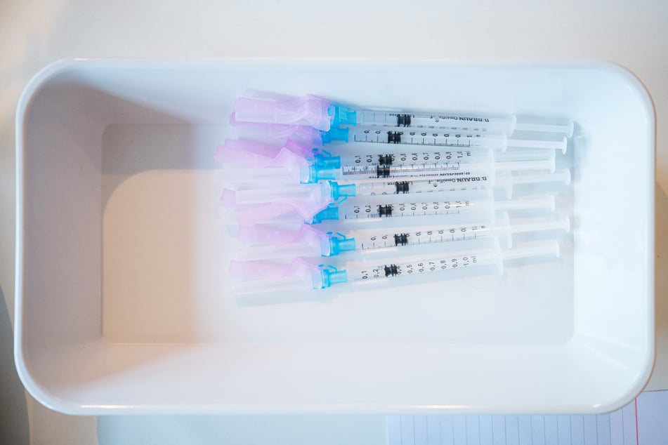 Spritzen mit dem BioNTech/Pfizer-Impfstoff liegen zum Verabreichen bereit.