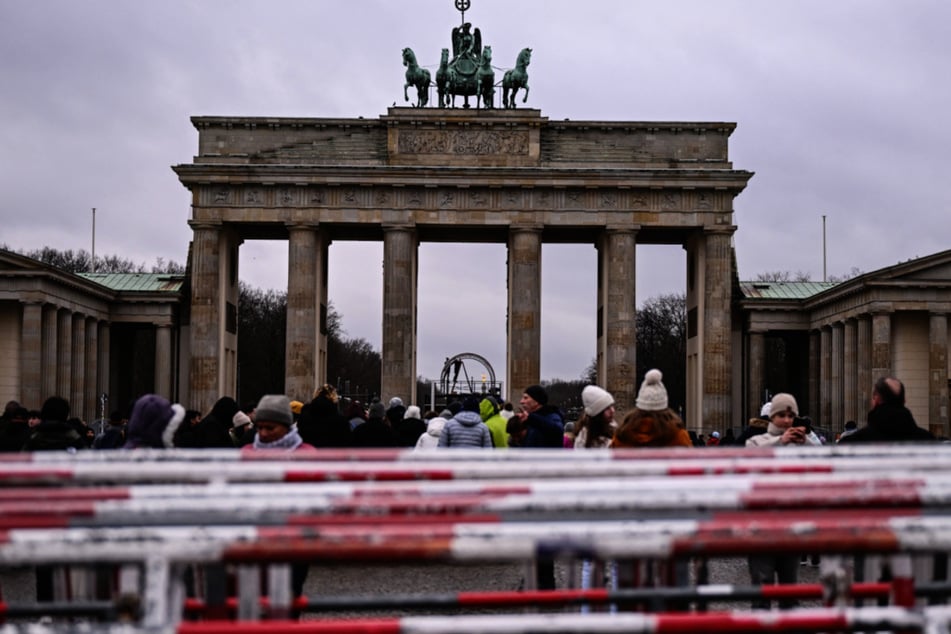 Die Aufbauarbeiten zur Silvesterparty am Brandenburger Tor haben bereits begonnen.