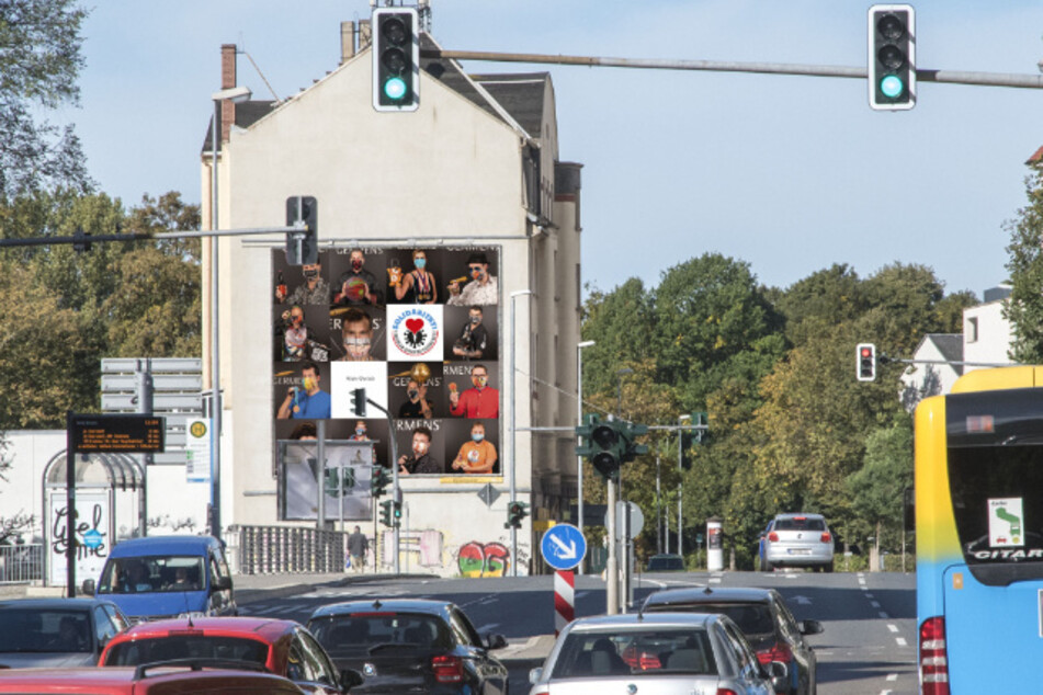 Auf dem Entwurf für das neue Riesenplakat zeigen Promis aus Sport, Show und Wirtschaft ihre Gesichter verhüllt. Fürs Wiedererkennen helfen die Accessoires.