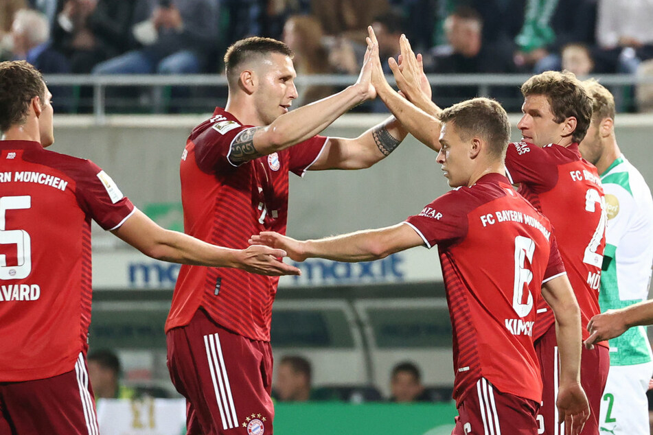 Torschütze Thomas Müller (r.) klatscht mit Niklas Süle (2.v.l.) feierlich nach dem ersten Treffer der Partie ab.