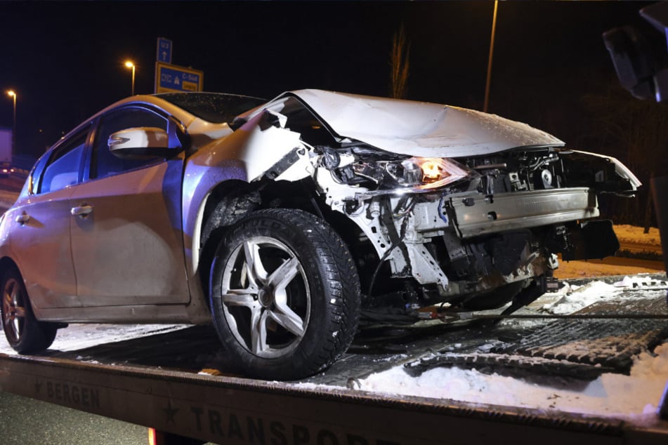 Beide Autos wurden stark beschädigt und mussten abgeschleppt werden.