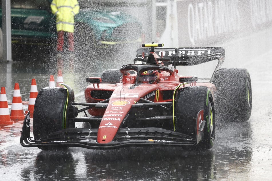 Im strömenden Regen von Zandvoort musste das Rennen neun Runden vor Schluss für längere Zeit unterbrochen werden.