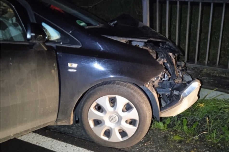 Opel kracht gegen Brücke: Junge Autofahrerin nach Unfall in Klinik