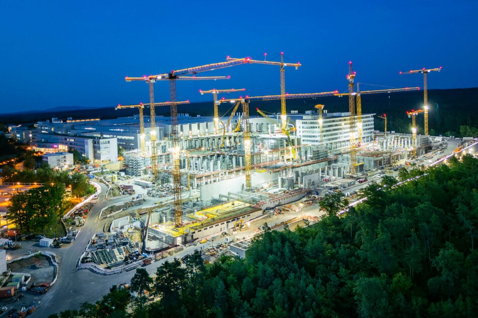 Die Baustelle von Infineon bei Nacht: Durch die hohen Investitionen der Chip-Riesen wird in Dresden zusätzliche Wertschöpfung im Milliardenbereich generiert.