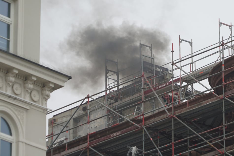 Von einer Dach-Baustelle am Jungfernstieg stieg der Rauch auf, nachdem eine Pappe in Brand geraten und in einen Schacht gefallen war.
