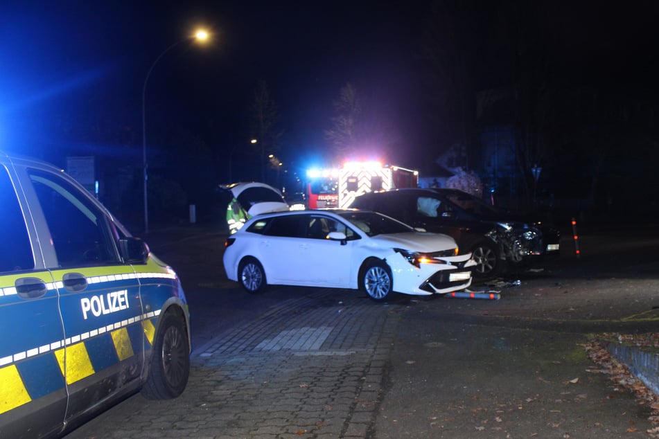 Die Autos waren am Sonntagabend auf der Buchholzstraße in Bergisch Gladbach zusammengekracht.