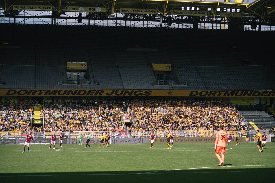 Mit Unterstützung der Fans gelang Dynamo in Dortmund der erste Auswärtssieg der Saison, der sich prompt in der Tabelle widerspiegelt.