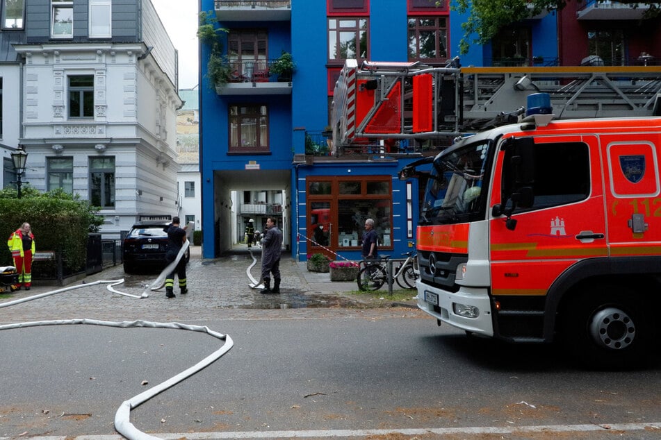 Bei einem Brand in einem Mehrfamilienhaus wurde eine Person von der Feuerwehr gerettet.