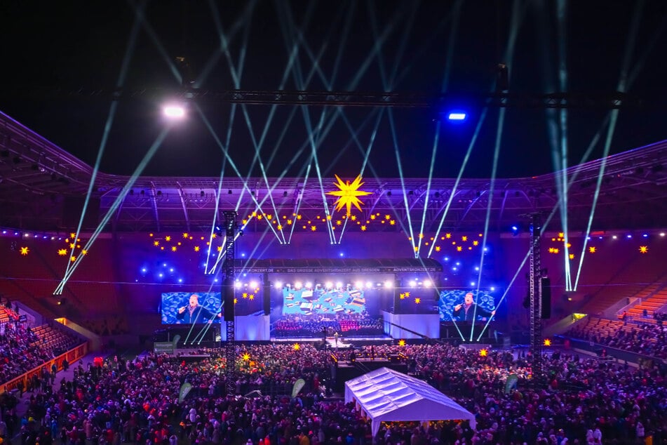 O Du Fröhliche! Im Sternenglanz stimmten Tausende Besucher beliebte Weihnachtsklassiker an.