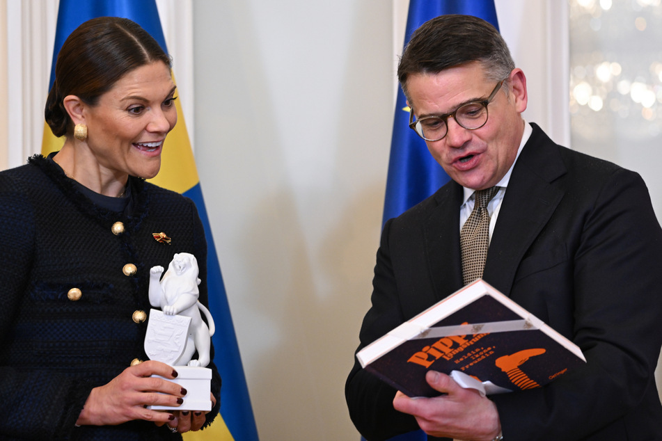 Freudestrahlend erhielt Kronprinzessin Victoria von Schweden (46) ihre beiden Präsente, überreicht von Hessens Ministerpräsident Boris Rhein (51, CDU).