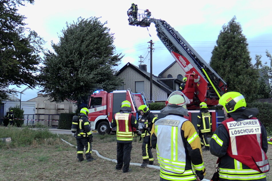 Am Mittwochmorgen brannte in Neuss ein Dachstuhl, der ein Großaufgebot der Feuerwehr erforderte.