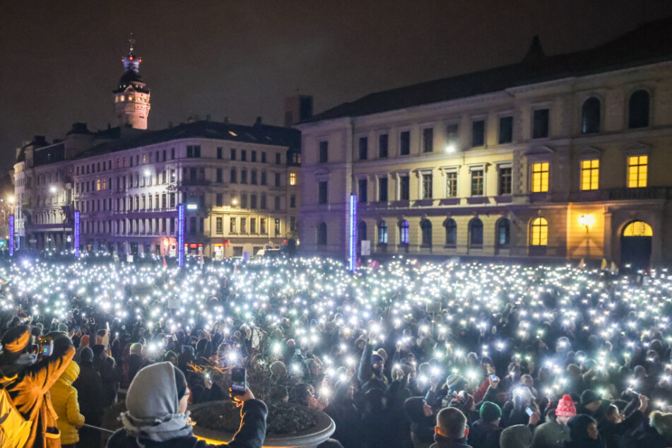 In Leipzig trafen sich Demoteilnehmende vor dem Bundesverwaltungsgericht und forderten mit einem Lichtermeer ein Handeln der Politik gegen die rechte Partei.