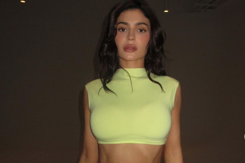 Kylie Jenner showed off her teeny-tiny waist while modeling her newest Khy drop.