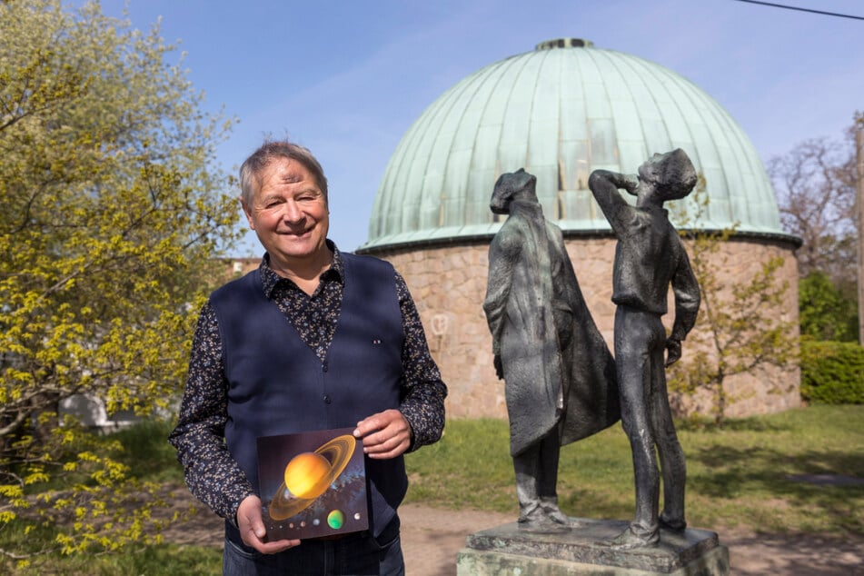 Sternwarten-Leiter Ulf Peschel (61) lädt zum Planetariumstag am 9. Mai nach Radebeul ein.