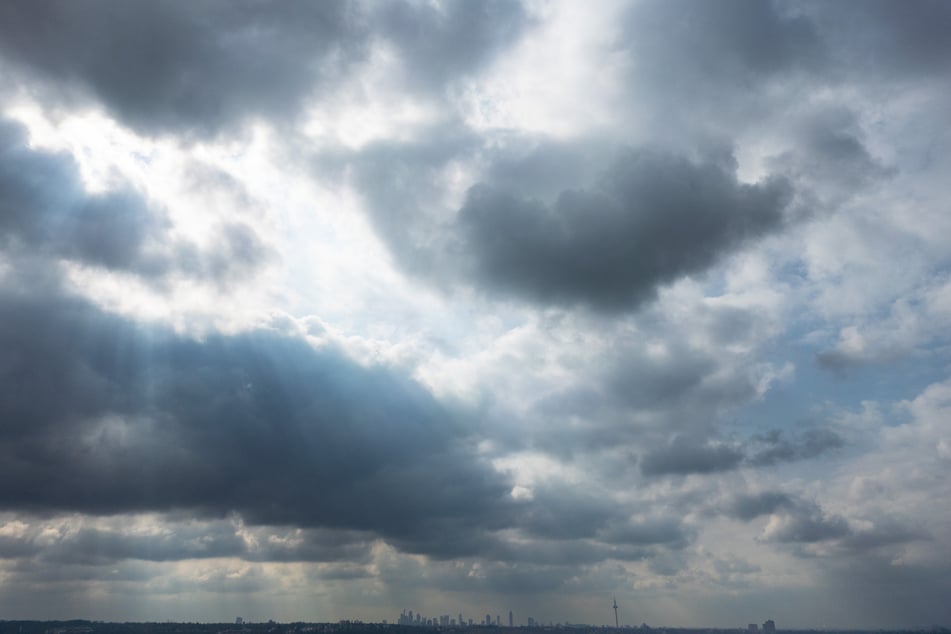 Bedeutet: Wolken bestimmen fast dauerhaft das Bild.