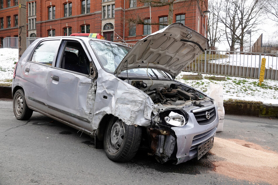 Totalschaden! Ein Suzuki-Fahrer krachte am Mittwoch gegen eine Grundstücksmauer in Chemnitz-Wittgensdorf.