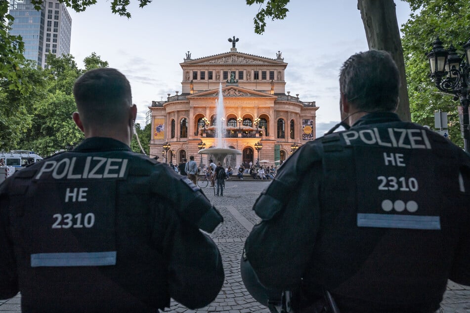 Zivilfahnder entdeckten die beiden Jugendlichen in der Nacht auf Montag im Bereich der Alten Oper in Frankfurt am Main. (Symbolfoto)