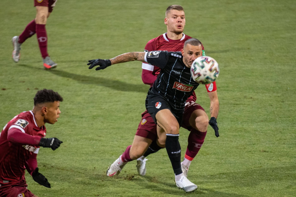 Türkgücüs Sercan Sararer (31, im schwarzen Trikot) im Zweikampf mit Dynamo-Verteidiger Kevin Ehlers (20). Ob beide bald Teamkollegen sind, hängt davon ab, ob sich Sararer mit seinem Münchner Verein einigen kann und ob Dynamo bereit ist, eine Ablöse für den Angreifer zu zahlen.