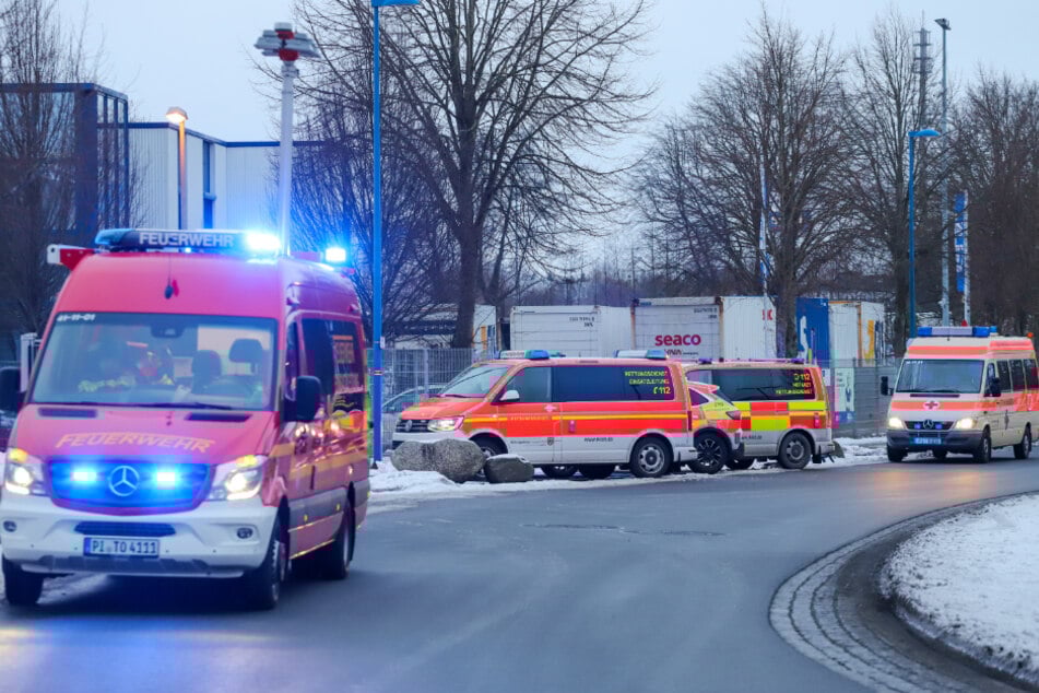 In einem Paketverteilzentrum in Tornesch sind am Donnerstag mehr als ein Dutzend Menschen verletzt worden. Die Feuerwehr war im Großeinsatz.