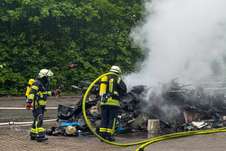 Feuer auf Müllanlage sorgt für Großeinsatz im Norden