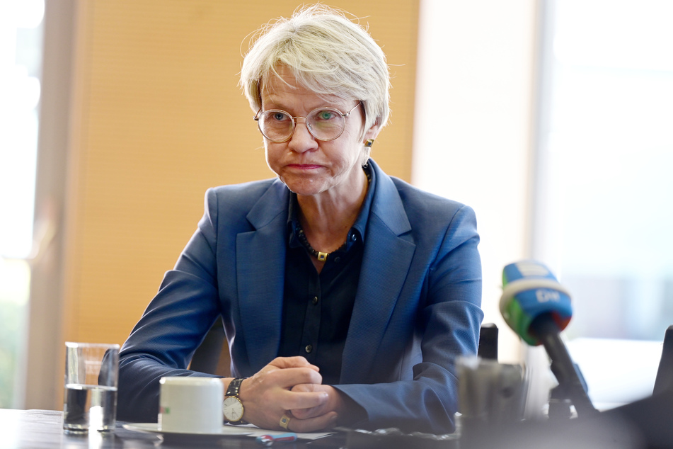 NRW-Schulministerin Dorothee Feller (57, CDU) hat einen ausführlichen Bericht verfasst.