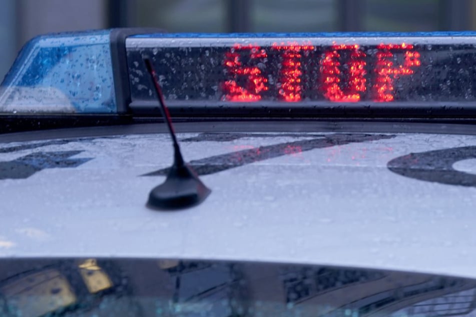 Flucht vor Polizeikontrolle: Autofahrer landet in Wassergraben