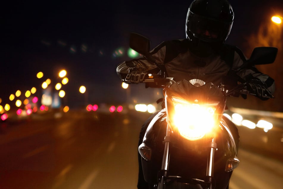 Die Biker hatten Lichthupe gegeben, dann setzen zwei Motorradfahrer gleichzeitig links und rechts zum Überholen des Autos an. (Symbolbild)
