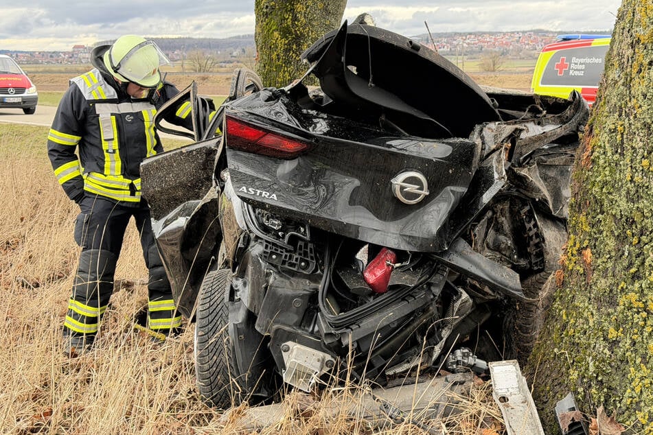 Opel rast gegen Baum: Frau überlebt in diesem Autowrack