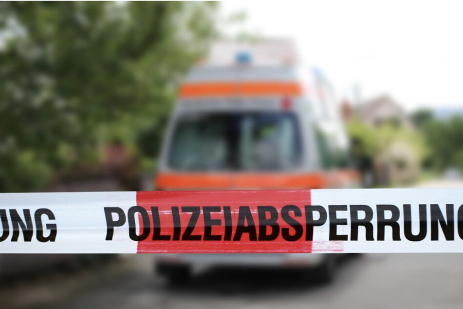 Der bislang unbekannte Autofahrer verstarb noch an der Unfallstelle. Die Polizei ermittelt. (Symbolbild)