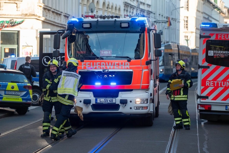 Aufgrund der Löscharbeiten sei unter anderem die Straßenbahnlinie 7 von Verkehrseinschränkungen betroffen.