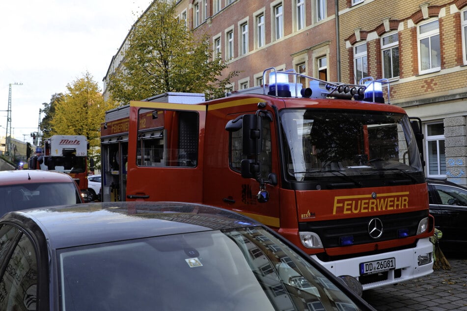 Dresden: Feuer in Mehrfamilienhaus: Gegenstände in der Küche brennen