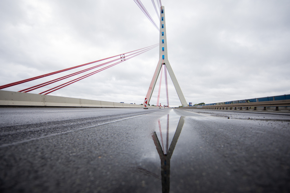 Nordrhein-Westfalen, Düsseldorf: Blick auf die gesperrte Fleher Brücke. Wegen der Sanierung der Düsseldorfer Fleher-Brücke müssen Autofahrer auf der A46 von Freitagabend bis Montagmorgen mit erheblichen Verkehrsbeeinträchtigungen rechnen.