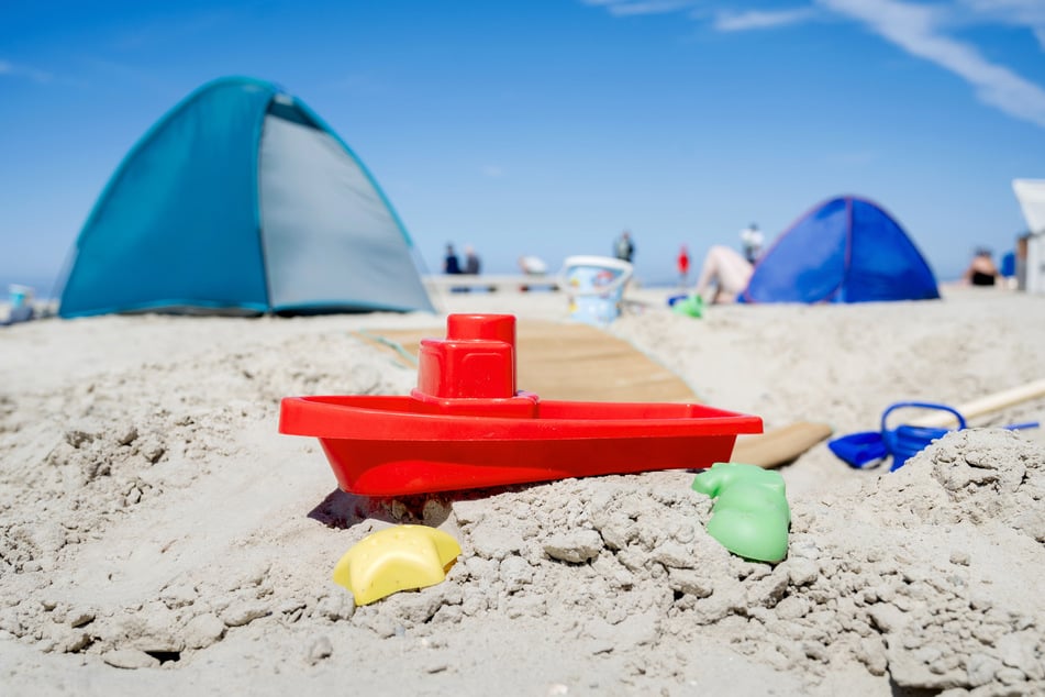 An einem italienischen Strand ist ein Jugendlicher in einem Loch im Sand erstickt. (Symbolbild)