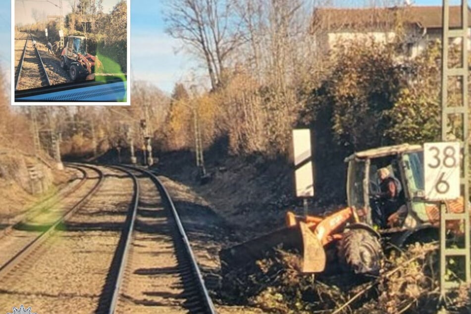 Ein Bagger kam in der Nähe des Bahnhofes Tutzing von seinem Weg ab, durchbrach einen Maschendrahtzaun und rutsche nahe neben das Gleis.