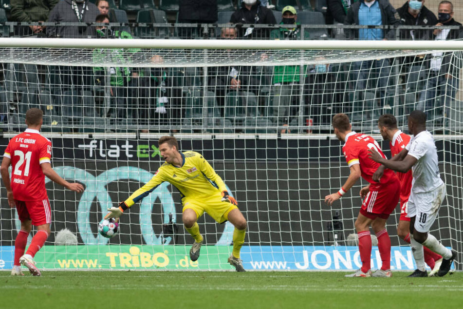 Marcus Thuram (r.) köpft nach einer Ecke von Jonas Hofmann das 1:0 für Borussia Mönchengladbach.
