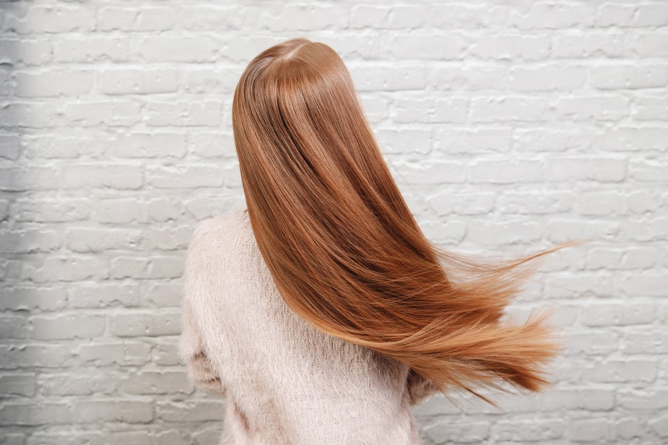 Zur Pflege von gesundem, glänzenden Haar gehört auch die Reinigung einer Haarbürste.