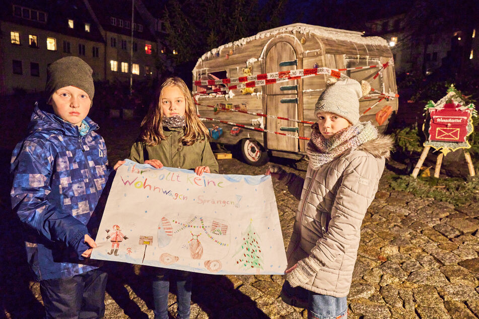 v.l.: Theo, Johanna und Antonia aus der Klasse 3a der örtlichen Grundschule haben ein Plakat gemalt und eine wichtige Botschaft an den oder die Täter.